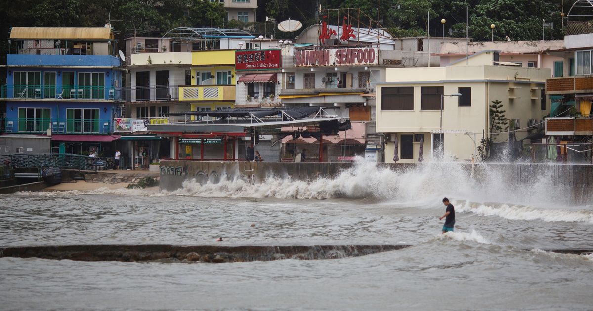 Typhoon Hato hits Hong Kong, over 400 flights cancelled, stock market suspended