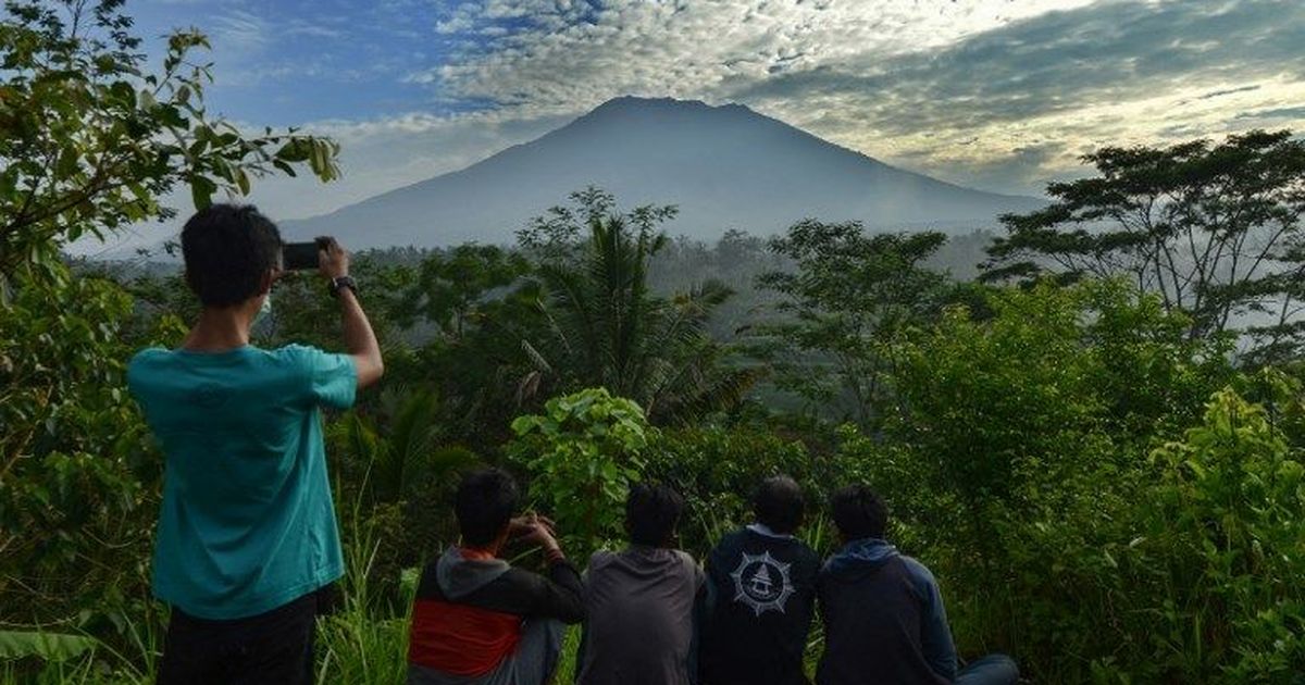 ‘Matter of hours’ before Bali volcano erupts, says Indonesian government