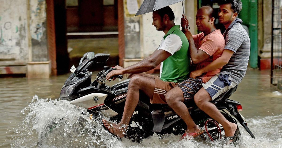 Kolkata: Heavy rain disrupts road traffic, flights and train services in the city