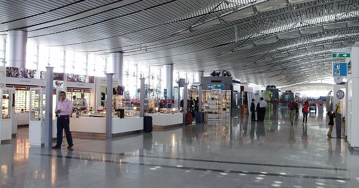 IndiGo employee gets two men to touch her feet and apologise for harassing her at airport
