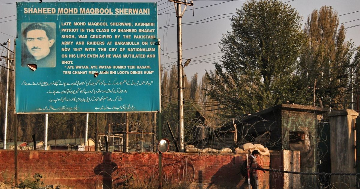 For children: It is October 1947. Maqbool Sherwani promises to protect Kashmir from attackers
