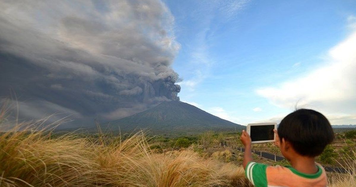 Bali: Dozens of flights delayed or cancelled as Mount Agung spews ash and smoke