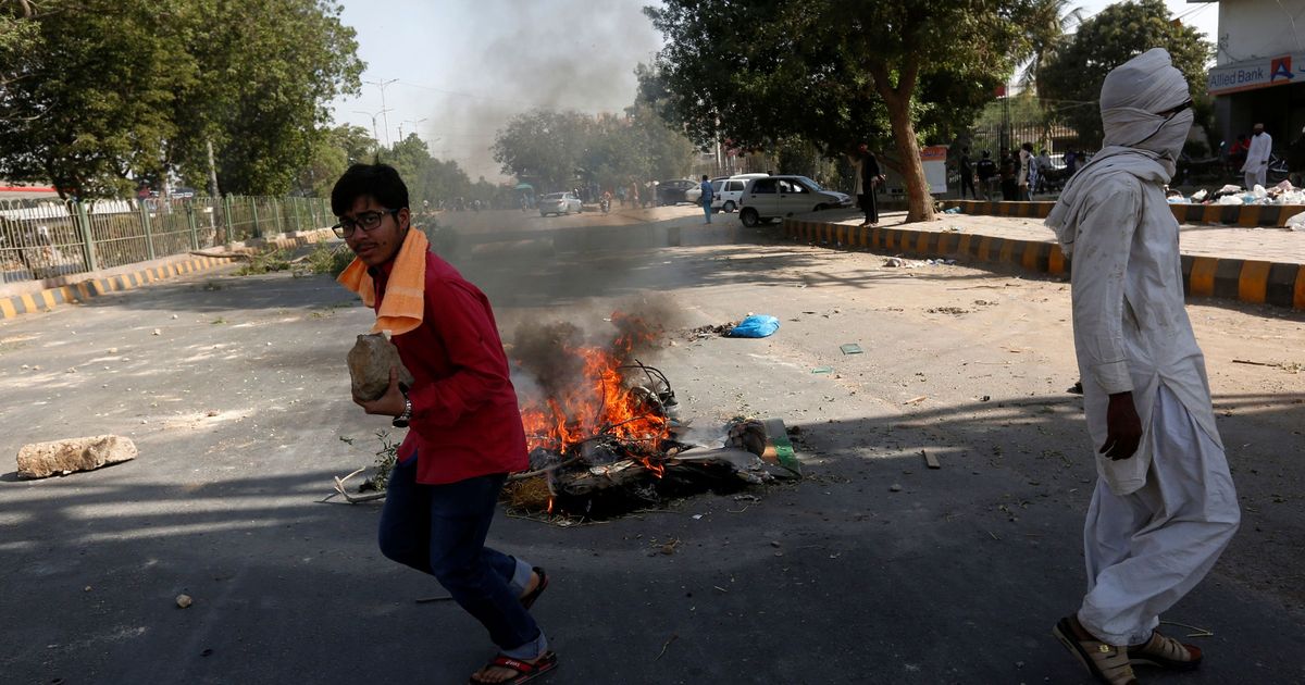 Pakistan: Violent anti-blasphemy protests end after law minister resigns