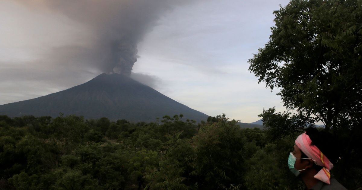 Indonesia: Bali airport shut for second day over fears of volcano eruption