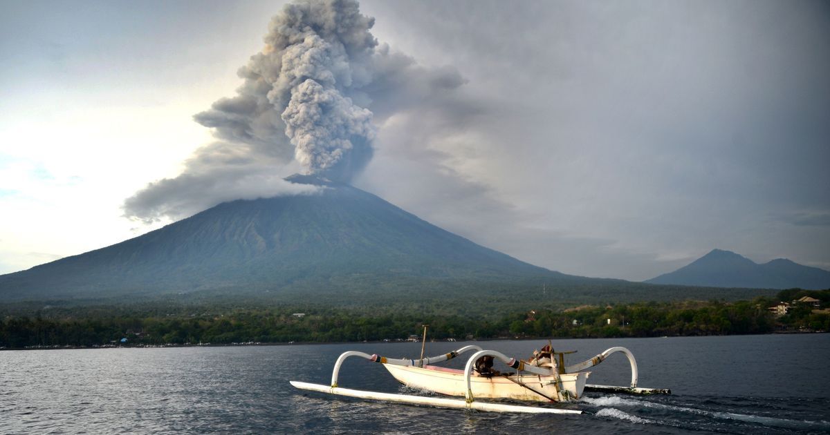 Mount Agung volcano: Indonesia reopens Bali airport