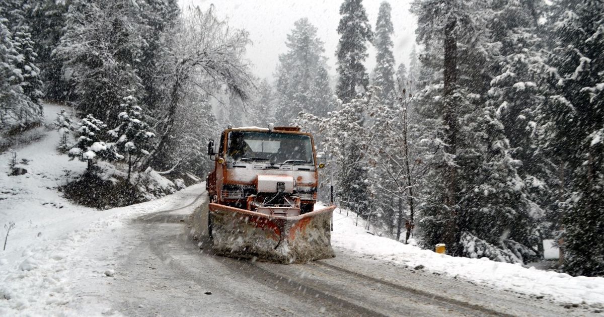Kashmir receives first snowfall, flights cancelled and then resumed from Srinagar Kashmir receives first snowfall, flights cancelled and then resumed from Srinagar