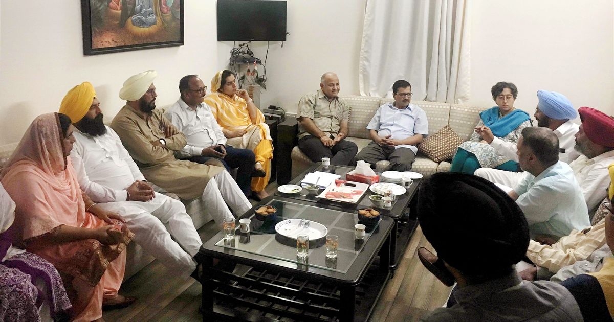 Arvind Kejriwal meets AAP’s Punjab lawmakers to explain his apology to Shiromani Akali Dal leader