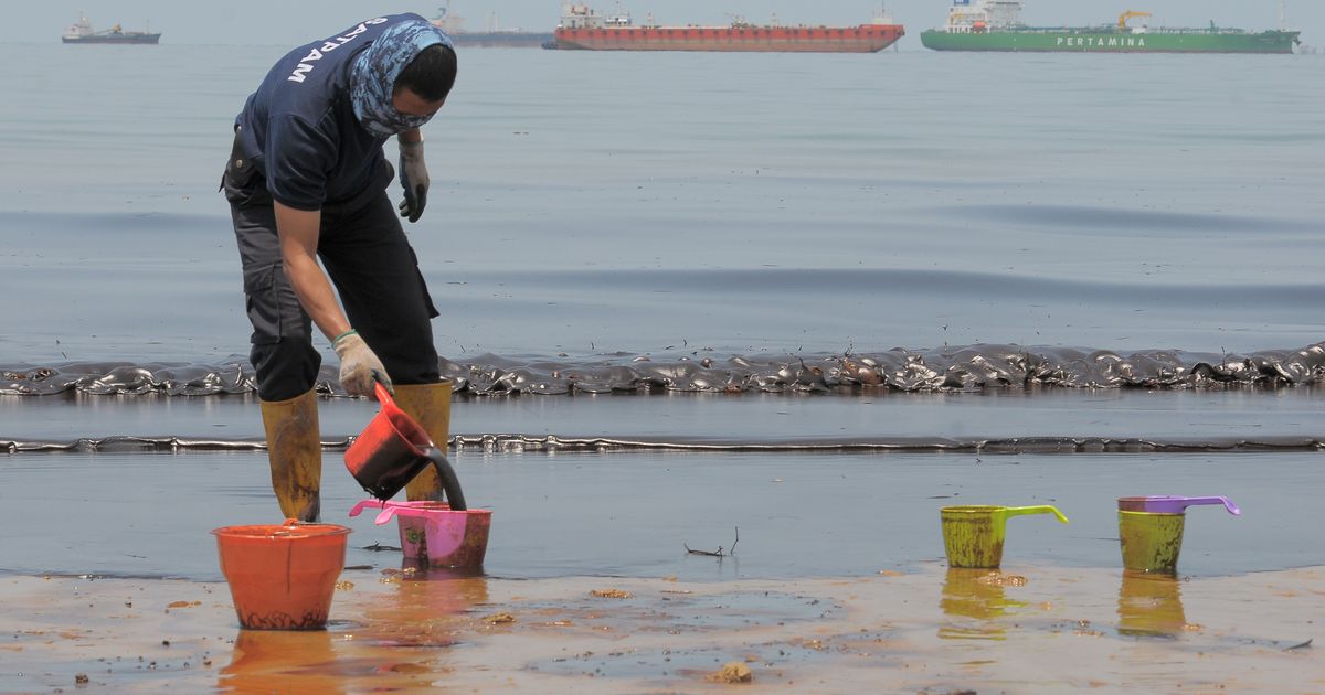 Indonesia oil spill fire chokes city, 4 dead Indonesia oil spill fire chokes city, 4 dead
