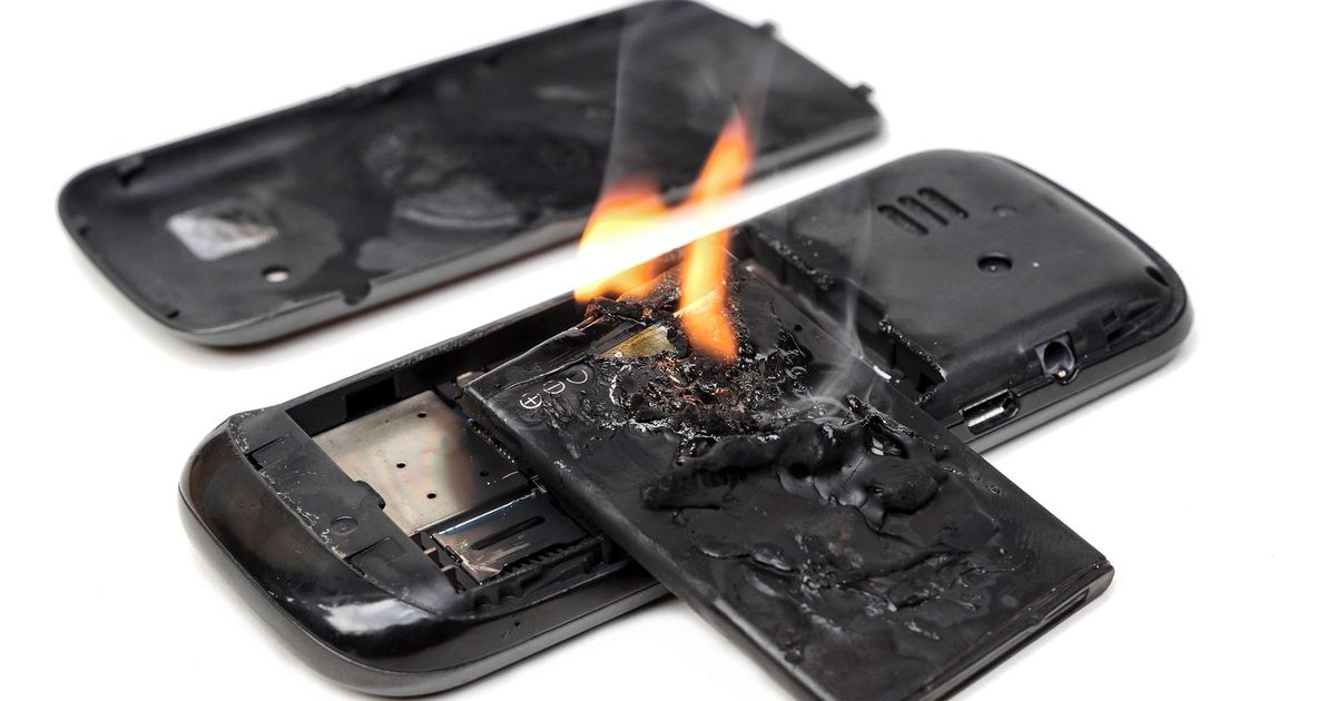 आपके मोबाइल की बैटरी कब फट सकती है?