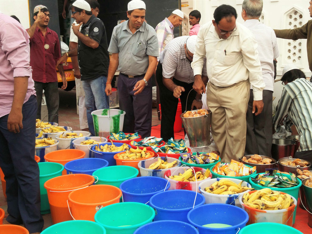 The volunteers of The Sufidar Trust getting ready to serve iftaar. The volunteers of The Sufidar Trust getting ready to serve iftaar.