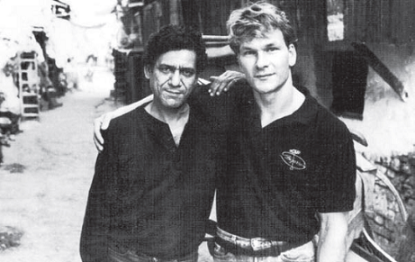Om Puri and Patrick Swayze on the sets of City of Joy. Courtesy Om Puri Unlikely Hero, Roli Books. Om Puri and Patrick Swayze on the sets of City of Joy. Courtesy Om Puri Unlikely Hero, Roli Books.