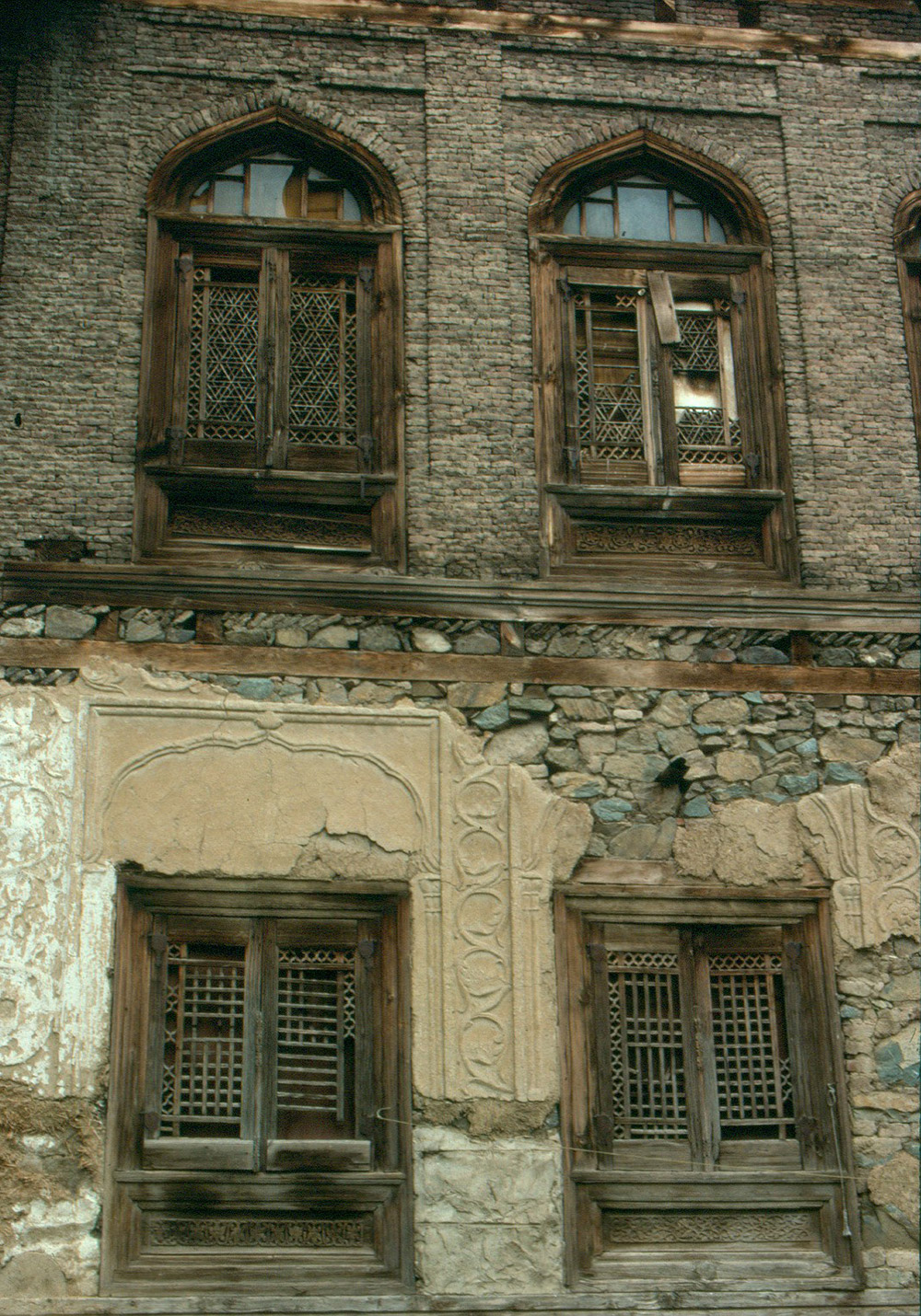 Dhajji Diwari with stucco exterior on the ground floor, Taq construction with brick piers above. Photo credit: Anuradha Chaturvedi Dhajji Diwari with stucco exterior on the ground floor, Taq construction with brick piers above. Photo credit: Anuradha Chaturvedi