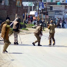 कश्मीरी लड़की के बयान को मां ने दबाव में दिया बताया, कहा कि सैनिक ने उससे छेड़छाड़ की थी