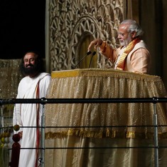 विश्व संस्कृति समारोह: जिसमें कोई अध्यात्म था तो हेकड़ी का था