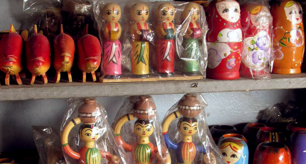 Dažas no Channapatna ražotajām rotaļlietām. Some of the toys produced in Channapatna.